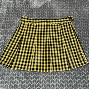 H&M Black and Gold Pleated mini skirt.  Side zipper with button.  Size 6